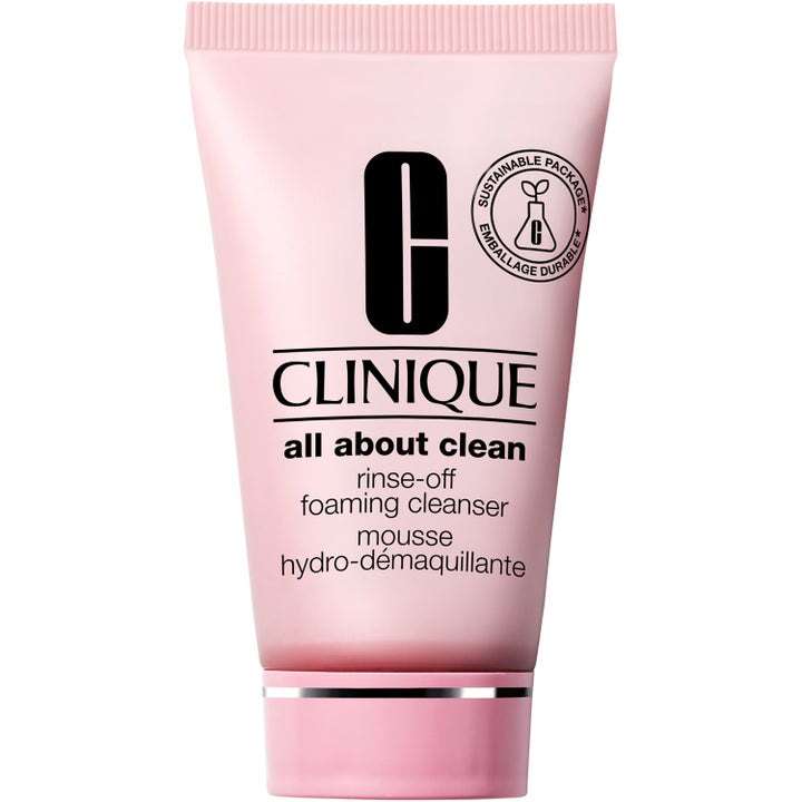 Clinique All About Clean Rinse-Off Foaming Cleanser puhdistusvaahto vaaleanpunaisessa tuubissa jossa on hopeinen rengas