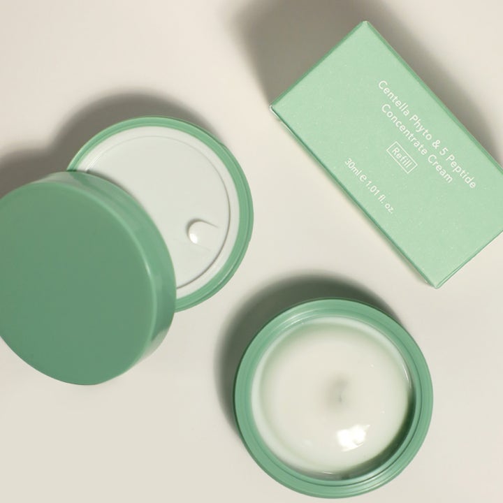 haruharu wonder Centella Phyto & 5 Peptide Concentrate Cream 30 ml kiinteyttävä kasvovoide vihreässä purkissa ja täyttöpakkaus