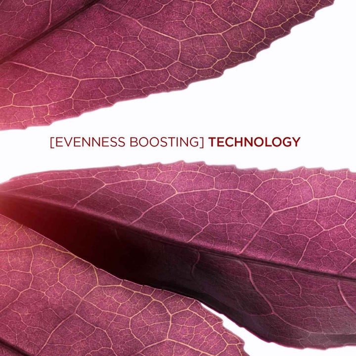 Clarins Bright Plus Advanced Expert Serum 30 ml heleyttävä seerumi violetit lehdet ja Evenness Boosting Technology teksti