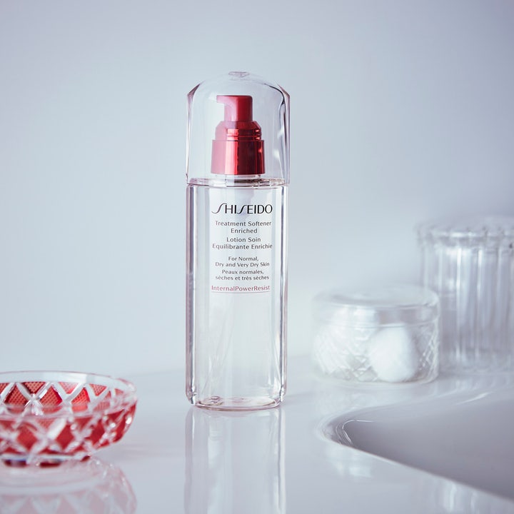 Shiseido Defend Treatment Softener Enriched 150 ml kosteuttava kasvovesi punaisella pumpulla kirkkaassa pullossa