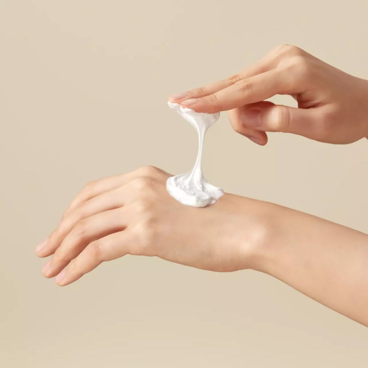 I'm from Rice Whip Facial Cleanser 150 ml puhdistava vaahto, jonka täyteläinen ja venyvä valkoinen koostumus näkyy iholla.