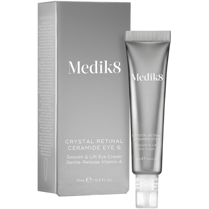 Medik8 Crystal Retinal Ceramide Eye 6 15 ml silottaa ihoa, hopeinen silmänympärysvoide ja harmaa ulkopakkaus.