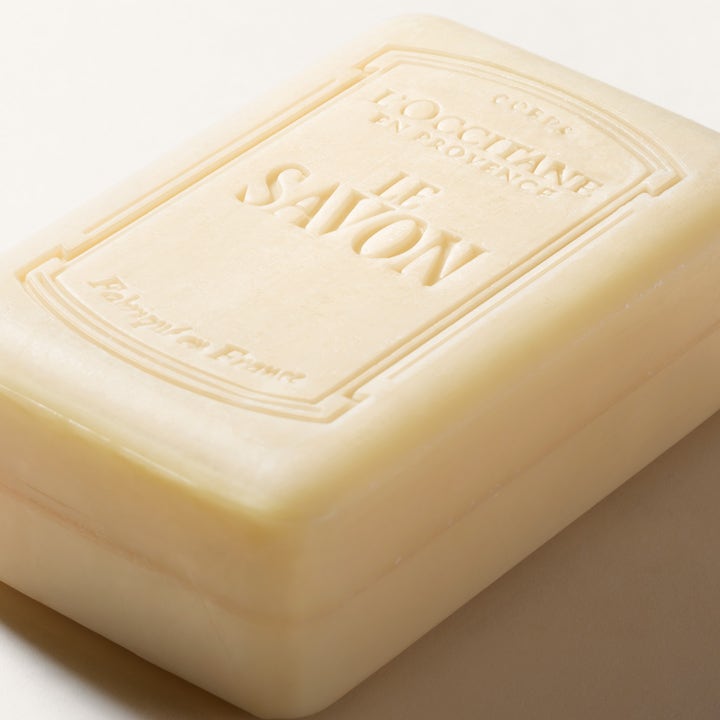 L'Occitane en Provence Shea Butter Verbena Body Soap 250 g kosteuttava kermanvaalea palasaippua kohokuvioidulla logolla