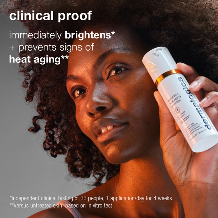 Dermalogica Biolumin-C Heat Aging Protector 50 ml kirkastava päivävoide SPF 50 valkoisessa pullossa naisen pitelemänä