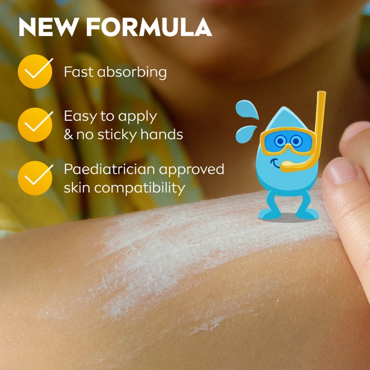 NIVEA Kids Ultra Protect & Play Sun Lotion SPF50+ 150 ml tahmaamaton aurinkovoide levitettynä lapsen kasvoille.