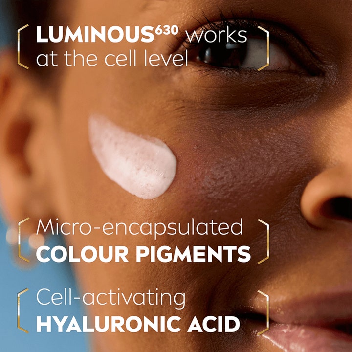 NIVEA Luminous 630 Anti Dark-Spot CC Fluid 40 ml tasoittava seerumi, jossa näkyy koostumus iholla
