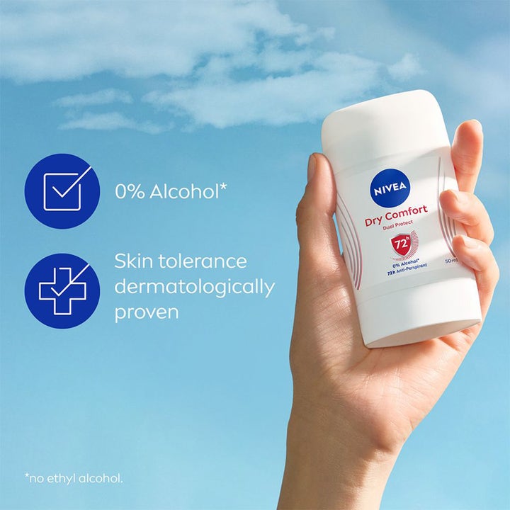 NIVEA Dry Comfort 50 ml antiperspirantti stick kädessä taivasta vasten takaa 72 tunnin suojan.
