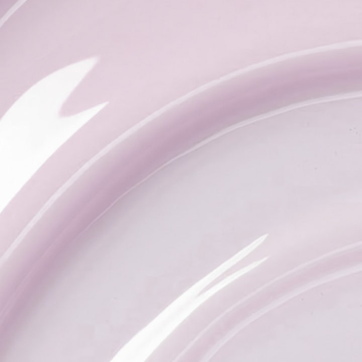 MANTLE The Smoothing Serum 30 ml kimmoisuutta lisäävä peptidiseerumi, jossa on sileä ja vaaleanvioletti koostumus.