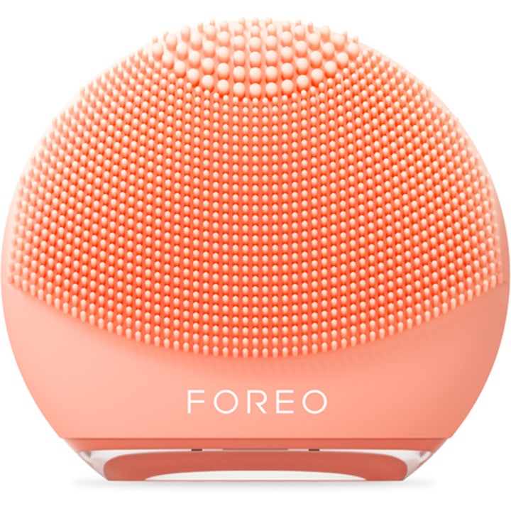 Foreo Luna 4 Go syväpuhdistava kasvojen puhdistuslaite on kompakti persikanvärinen silikoniharja pehmeillä harjaksilla