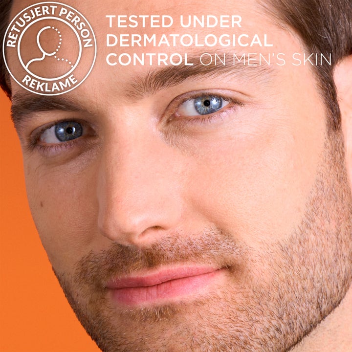 L'Oréal Paris Men Expert Hydra Energetic Vitamin C Serum 30 ml kirkastaa miehen ihoa lähikuvassa.