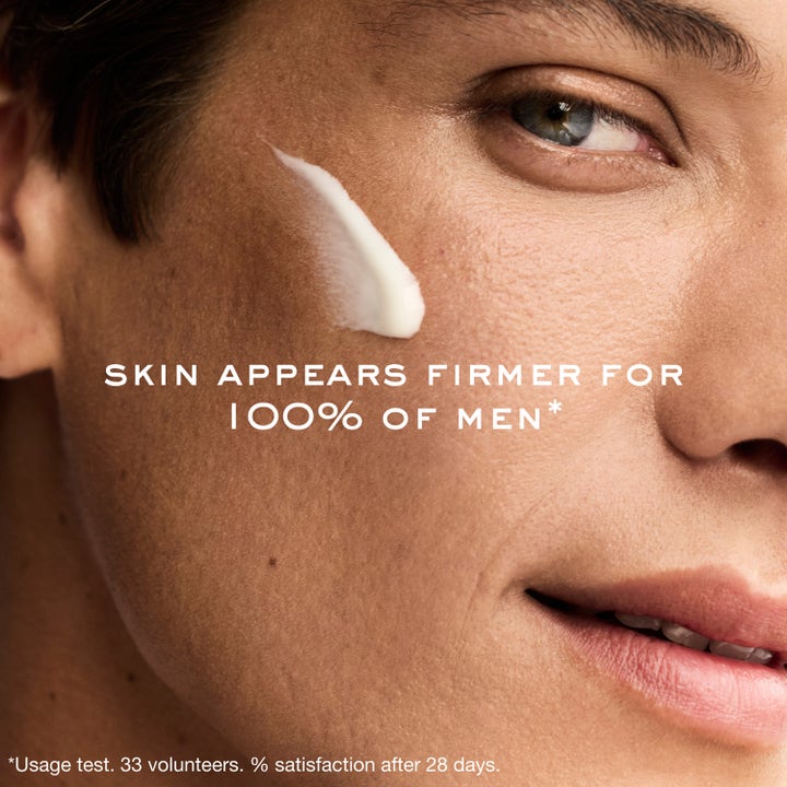 Nuxe Men Anti Age Cream 50 ml kiinteyttävä kasvovoide miehen kasvoilla ja teksti skin appears firmer for 100% of men