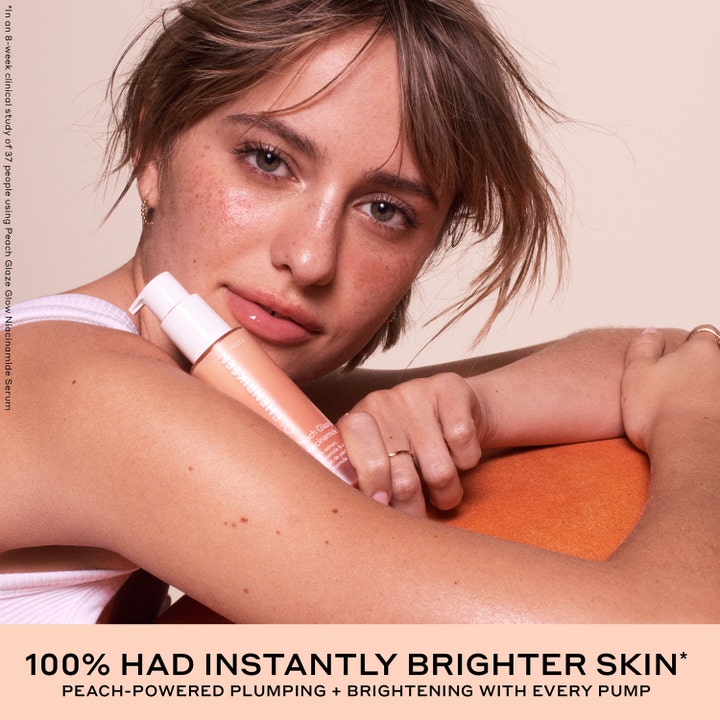 Ole Henriksen Truth Peach Brightening Serum 30 ml kirkastava seerumi mallin kädessä antaa hehkua iholle.