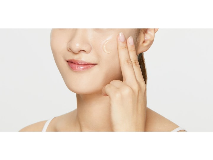 COSRX Ultimate Moisturizing Honey Overnight Mask 60 ml rauhoittava yönaamio kirkas geeli levitettynä poskelle