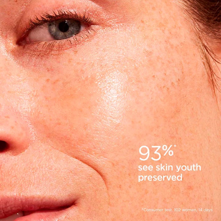 Clarins Invisible Sun Care Stick SPF50 17 g aurinkosuojapuikko kasvoille säilyttää ihon nuorekkuuden 93 % mukaan.