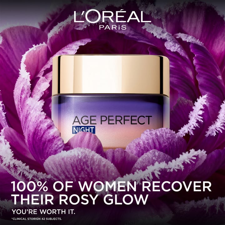 L'Oréal Paris Age Perfect Golden Age 50 ml heleyttävä yövoide kultakantisessa lasipurkissa kukan sisällä.