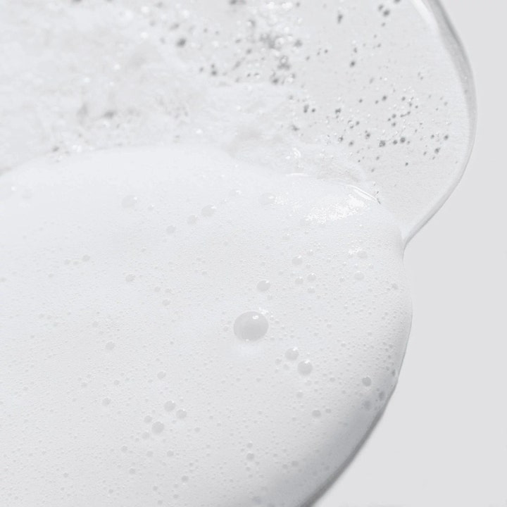 Dermalogica Special Cleansing Gel 500 ml puhdistusgeeli luo iholle pehmeän ja ilmavan valkoisen vaahdon.