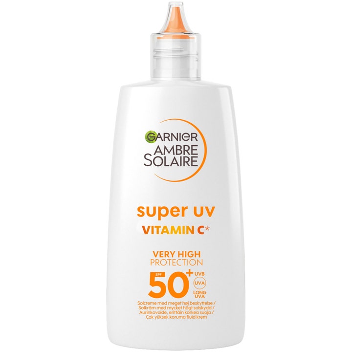 Garnier Ambre Solaire Super UV Vitamin C SPF50+ heleyttävä aurinkovoide valkoisessa pullossa oranssilla kärjellä.