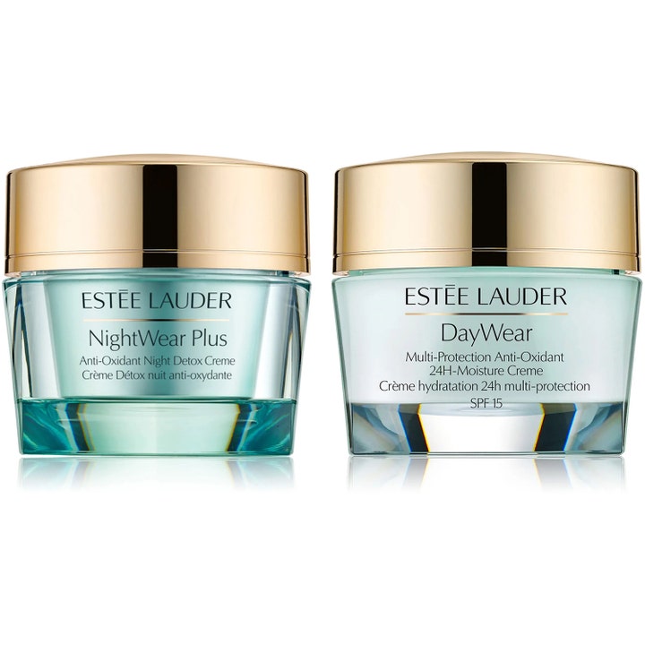 Estée Lauder DayWear ja NightWear Plus kasvovoiteet kultakantisissa turkooseissa lasipurkeissa puhdistavat ihoa.