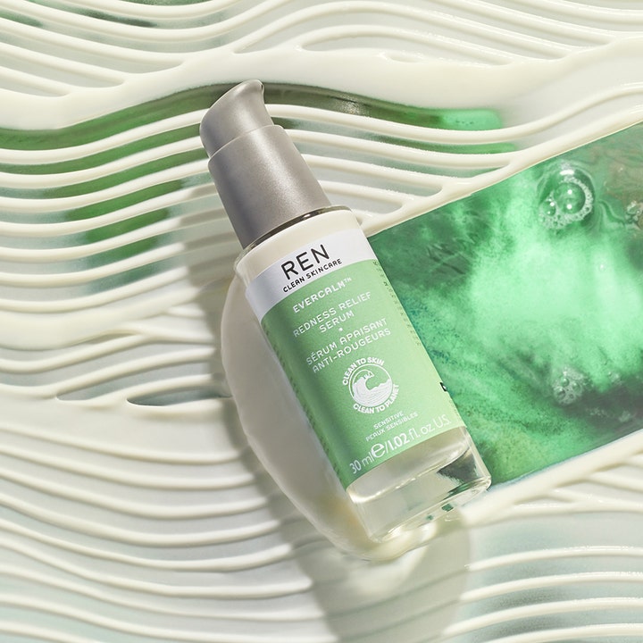 REN Evercalm Redness Relief Serum 30 ml rauhoittaa ihoa ja vähentää punoitusta vaaleanvihreässä pumppupullossa.