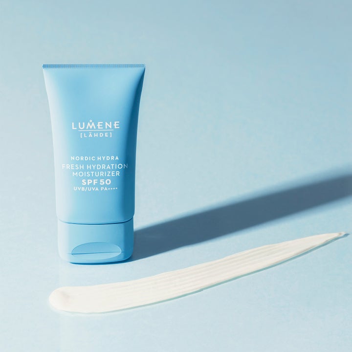 Lumene Nordic Hydra Fresh Hydration Moisturizer 50 ml SPF50 kasvovoide vaaleansinisessä tuubissa ja valkoinen voide.