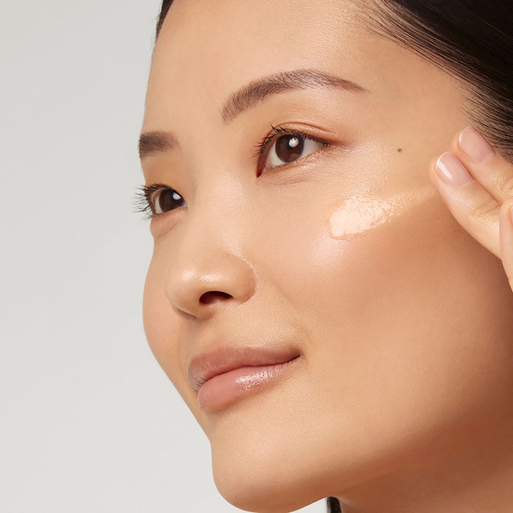Estée Lauder Advanced Night Repair Serum 20 ml uudistava kasvoseerumi levitettynä mallin hehkuvalle iholle.