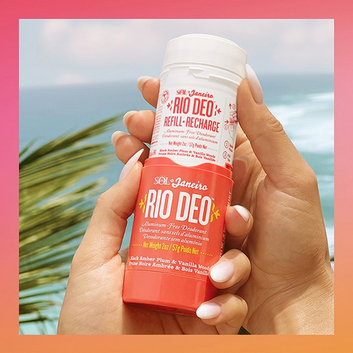 Sol de Janeiro Rio Deo 40 Deodorant Refill 57 ml alumiiniton deodorantti täyttöpakkaus käsissä rantamaisemassa