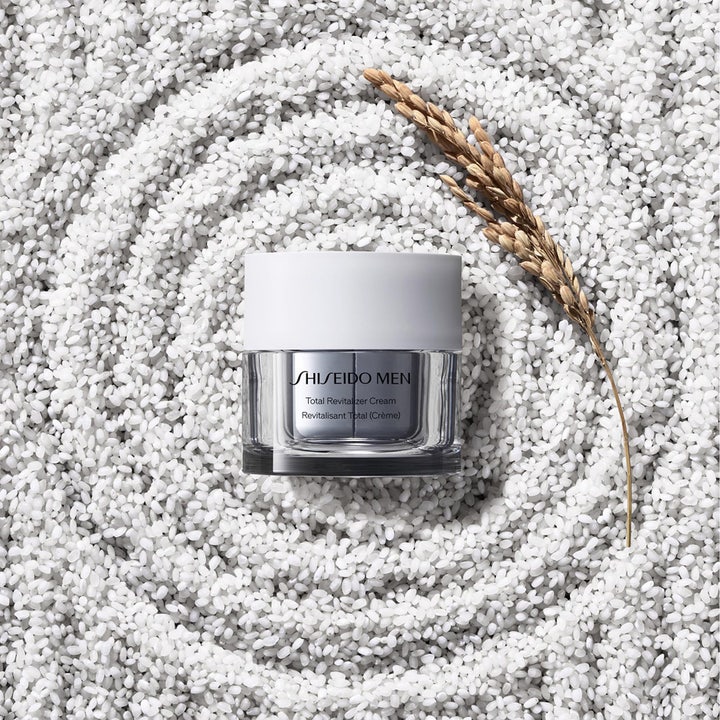 Shiseido Men Total Revitalizer Cream 30 ml elvyttävä kasvovoide tyylikkäässä lasipurkissa riisinjyvien päällä.