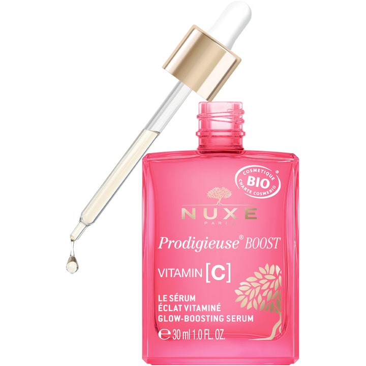 Nuxe Prodigieuse Boost Vitamin C Glow Boosting Serum 30 ml heleyttävä seerumi vaaleanpunaisessa lasipullossa ja pipetti