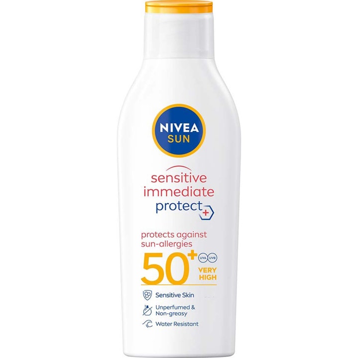 Nivea Sun Sensitive Immediate Protect SK 50+ aurinkovoide herkälle iholle valkoisessa pullossa keltaisella korkilla.