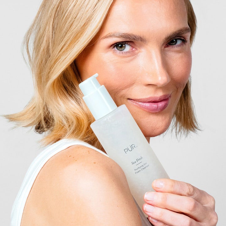 PÜR Sea Fresh Purifying Gel Foam Cleanser 150 ml syväpuhdistava puhdistusgeeli nainen pitelee huurrettua pumppupulloa