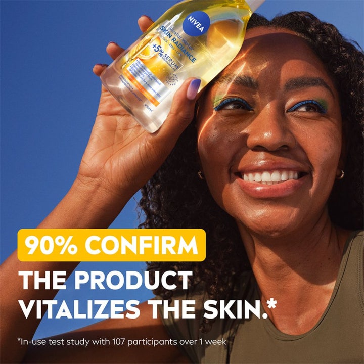 NIVEA Micellar Water Skin Radiance 400 ml kirkastava puhdistusaine, jossa on C- ja E-vitamiinia sekä aminohappoja.