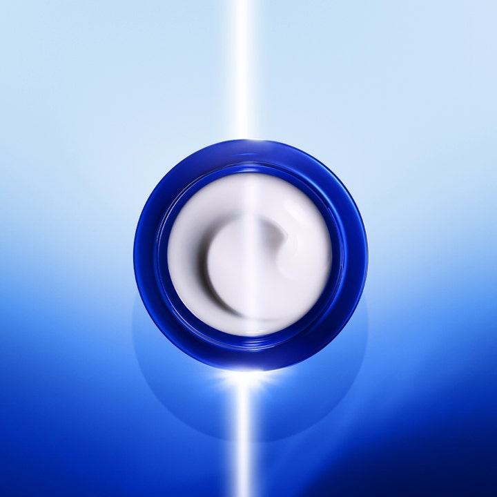 Shiseido BioPerformance Skin HiForce Cream 50 ml kasvovoide ja sen täyteläinen valkoinen koostumus avatussa purkissa.