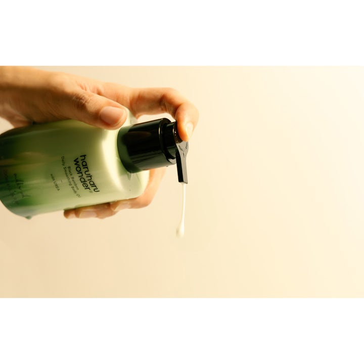 haruharu wonder Black Bamboo Daily Smoothing Body Oil 200 ml silottava vartaloöljy ja pumpusta valuva maitomainen koostumus
