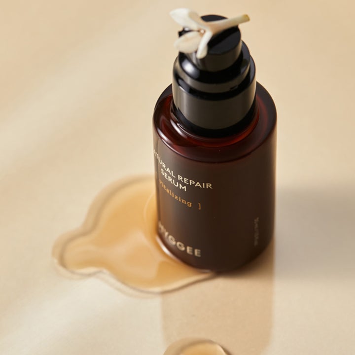 Hyggee Natural Repair Serum 30 ml elvyttävä seerumi tummanruskeassa lasipullossa ja sen kellertävä koostumus
