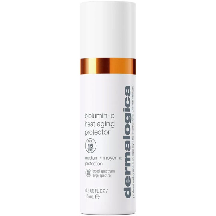 Dermalogica Biolumin-C Heat Aging Protector 15 ml ihoa suojaava hoitosuihke valkoisessa pullossa kuparinvärisellä pannalla.