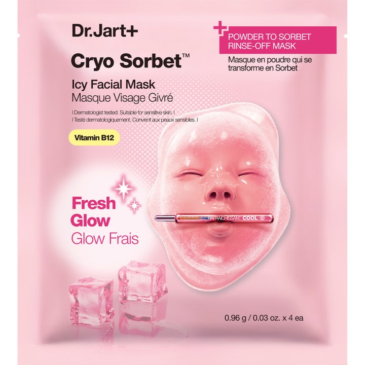 Dr. Jart+ Cryo Sorbet Icy Facial Mask 4 kpl viilentävä kasvonaamio vaaleanpunaisessa pussissa, jossa on jääkuutioita.