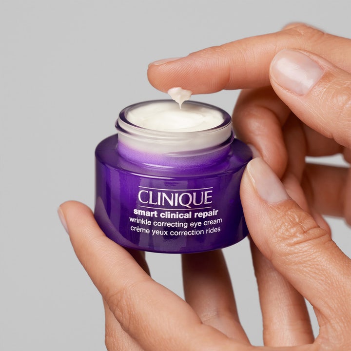 Clinique Smart Clinical Repair Wrinkle Eye Cream 30 ml ryppyjä silottava silmänympärysvoide purppurassa purkissa.