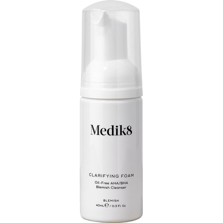 Medik8 Clarifying Foam 40 ml syväpuhdistava AHA/BHA-puhdistusvaahto valkoisessa pumppupullossa, jossa on kirkas korkki.