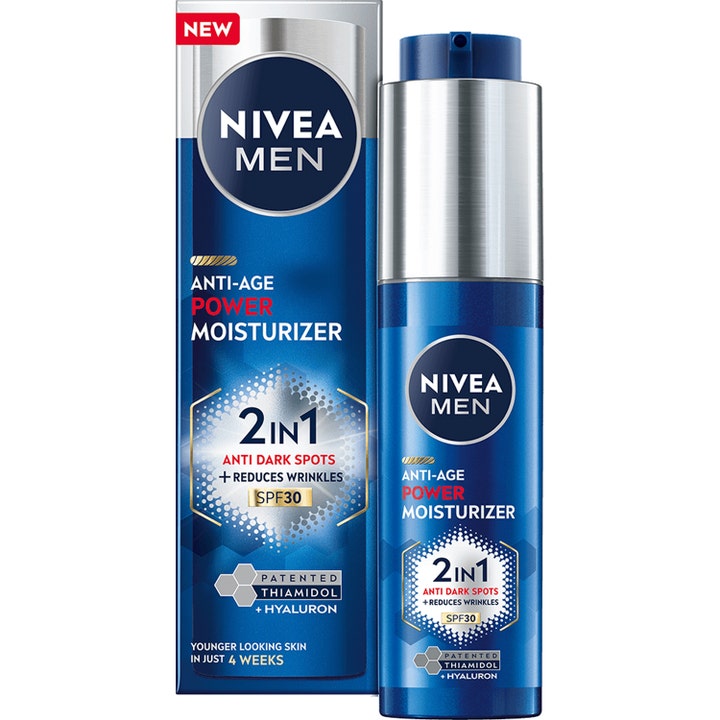 Nivea Men Anti-Age Power Moisturizer 2in1 kasvovoide häivyttää pigmenttiläiskiä sinisessä hopeakorkkisessa pumppupullossa.