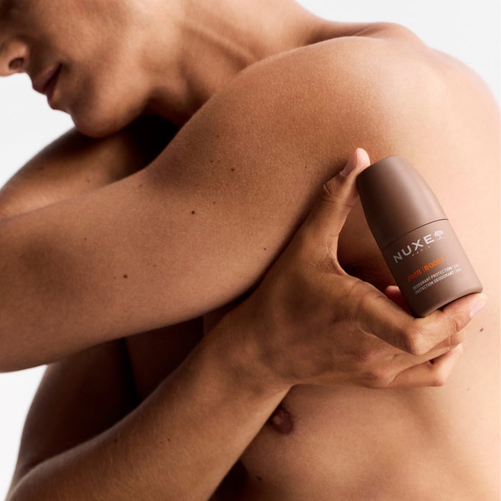 Nuxe Men 24Hr Protect Deo 50 ml miesten deodorantti antaa 24h suojan ruskeassa roll-on-pullossa miehen iholla.