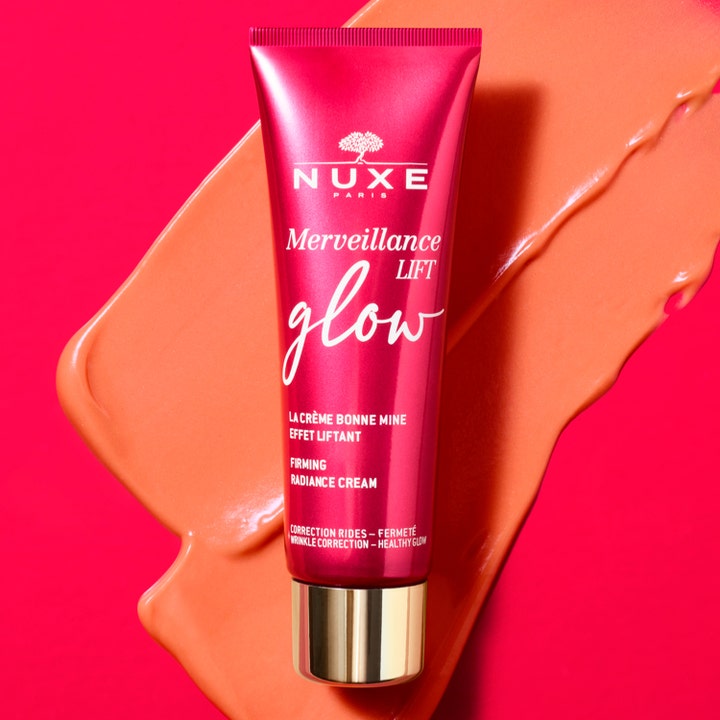 Nuxe Merveillance Lift Glow 50 ml kiinteyttävä päivävoide punaisessa tuubissa persikkaisen voiteen päällä