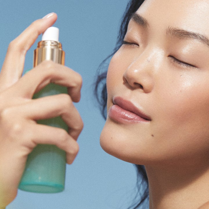 KORA Organics Active Algae Minty Mist 100 ml virkistävä kasvosuihke, jota nainen suihkuttaa vihreästä lasipullosta.