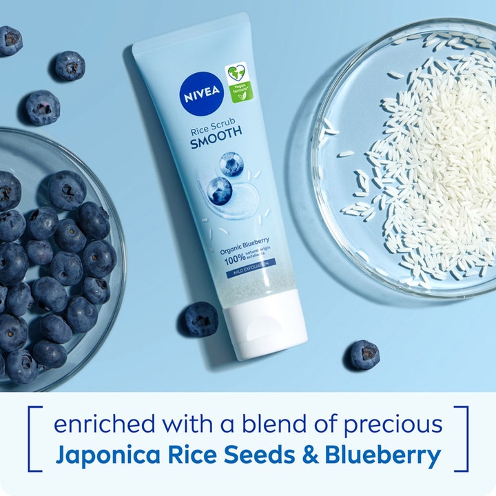Nivea Smooth Rice Scrub 75 ml silottava kasvokuorinta vaaleansinisessä tuubissa mustikoiden ja riisinjyvien ympäröimänä.