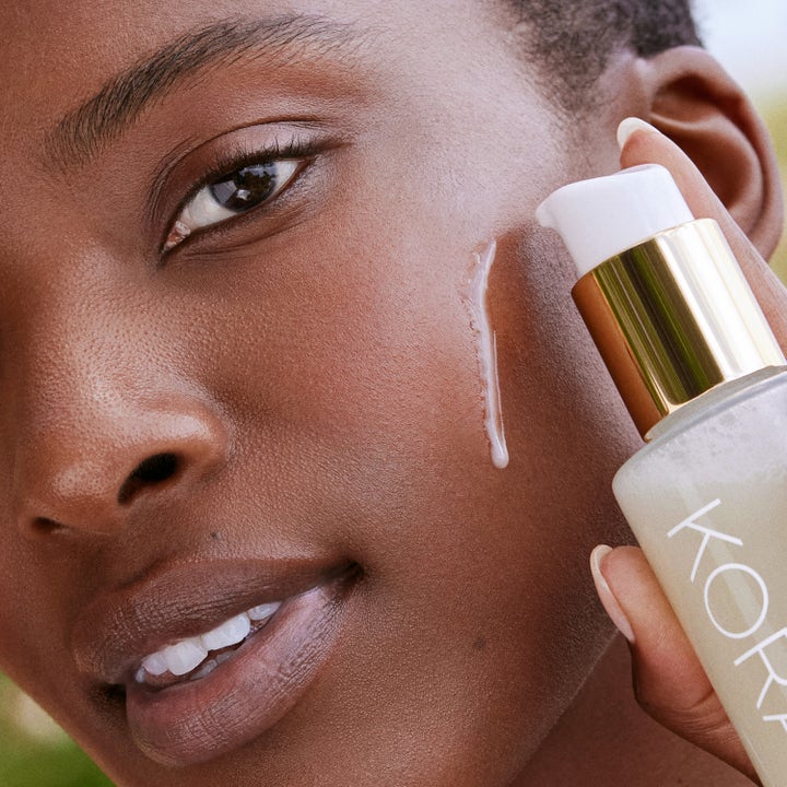 KORA Organics Mushroom Cleanser 150 ml puhdistusöljy ja maitomainen koostumus kasvoilla kultaisesta pullosta