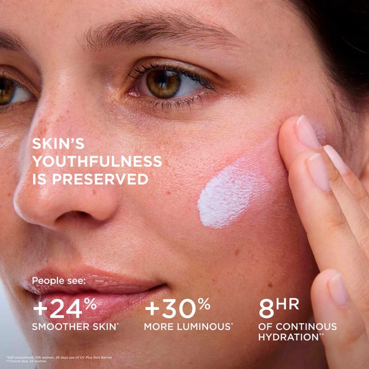 Clarins UV Plus Anti-Pollution Translucent 30 ml aurinkovoide kasvoille levitettynä iholle heleyden ja sileyden lisäämiseksi