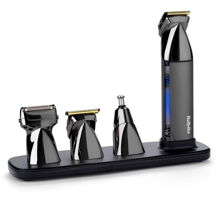 BaByliss Monitoimitrimmeri monipuoliseen siistimiseen sisältää harmaan trimmerin ja kolme vaihtopäätä telineessä.