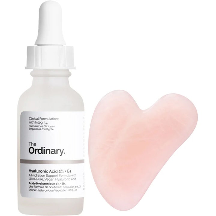 The Ordinary Hyaluronic Acid 2% + B5 30 ml kosteuttava seerumi huurretussa lasipullossa ja vaaleanpunainen gua sha.