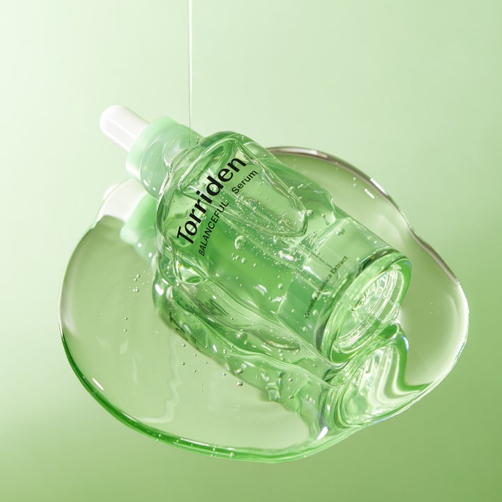 Torriden BALANCEFUL Cica Serum 50 ml rauhoittava seerumi vihreässä pipettipullossa kirkkaan seerumin ympäröimänä.