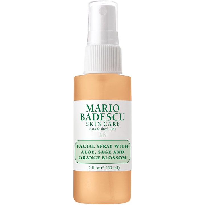 Mario Badescu Facial Spray 59 ml virkistävä kasvosuihke on persikanvärinen neste kirkkaassa pullossa valkoisella pumpulla