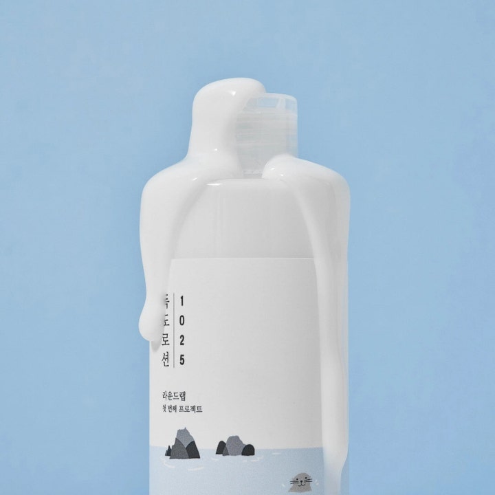 Round Lab 1025 Dokdo Toner Lotion 400 ml kosteuttava voide ja pullon päältä valuva täyteläinen koostumus.